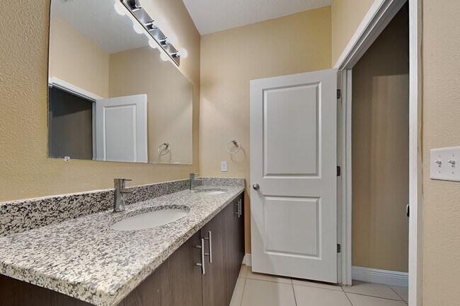 Building Photo - 5017 SW 165th Street Rd