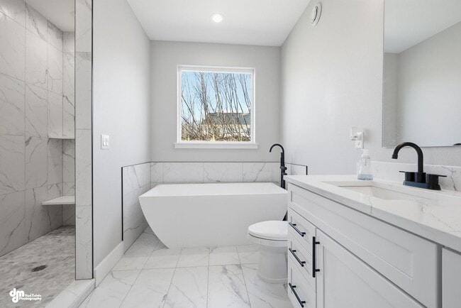 Building Photo - 4 Bedroom | 2.5 Bathroom | 2 Car Garage - Convenient Location!