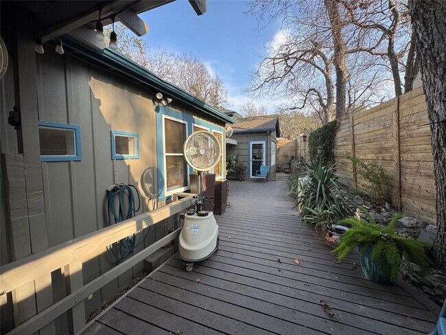 Building Photo - 807 Leonard St