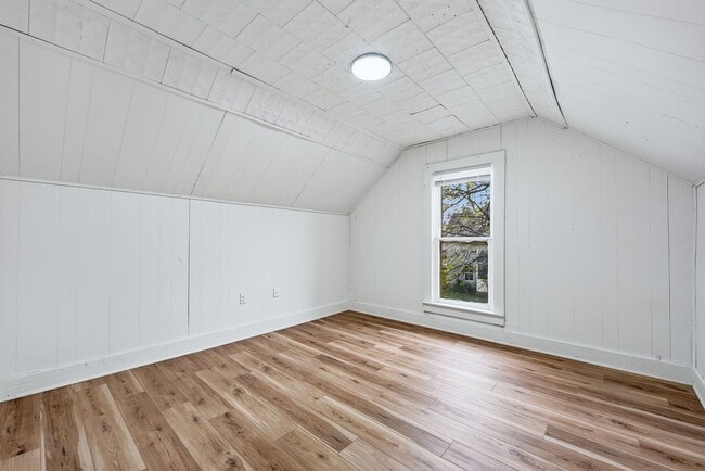 Building Photo - Cozy 3BR with Covered Front Porch