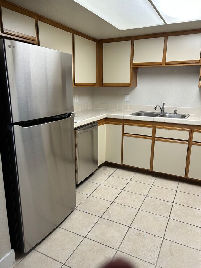 Building Photo - 2 bed ground floor unit  fully remodeled