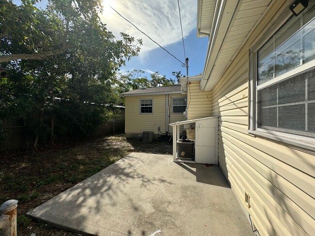 Building Photo - Fenced in four bedroom house near beautiful Gulfport
