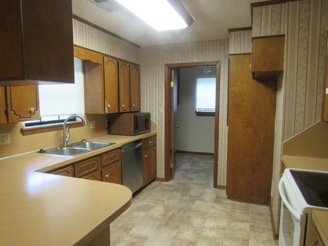 Building Photo - Questions call Peggy Goodman 501 676 1758