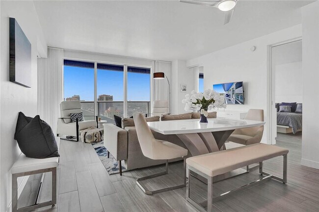 Building Photo - 3101 Bayshore Dr