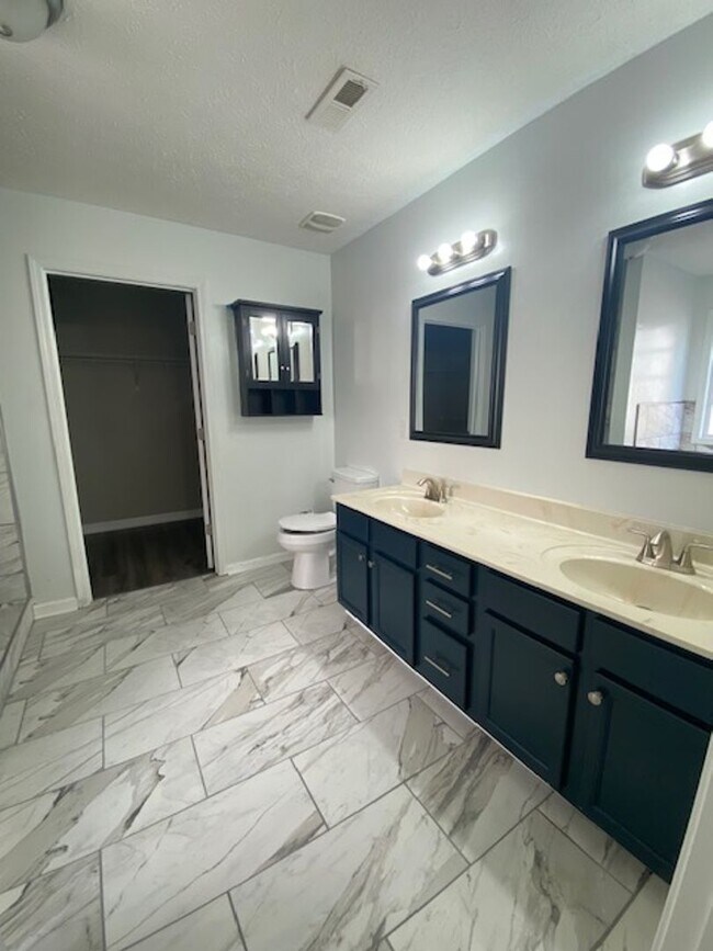 Building Photo - Newly Renovated Single Family Home
