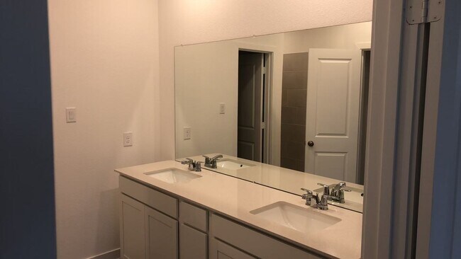 Building Photo - 421 Robin Ct