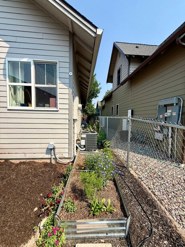 Building Photo - Pet-Friendly 2BR/2BA in Peaceful Canyon Creek Neighborhood