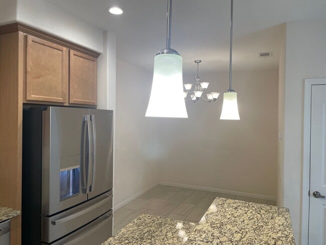 Building Photo - Townhome short drive to freeway. 3 bedroom 2 1/2 baths