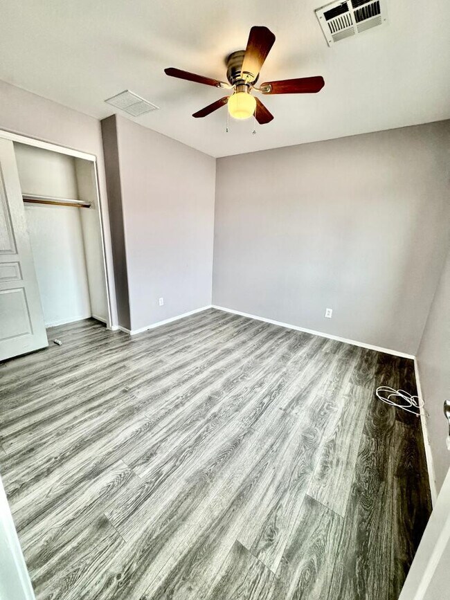 Building Photo - 10502 W Edgemont Dr