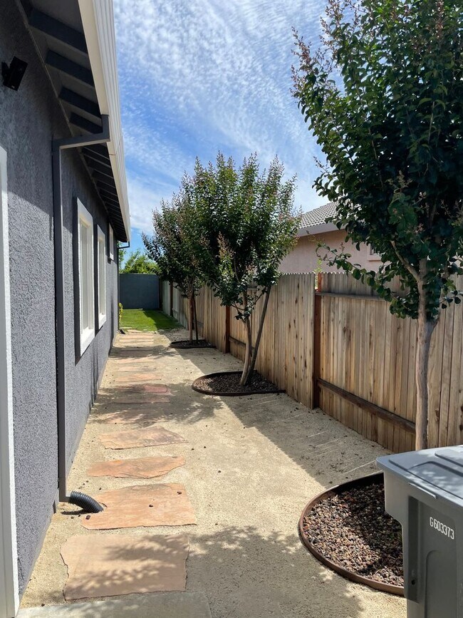 Building Photo - VERY NICELY UPDATED 3 BED, 2 BATHROOM, & 2...