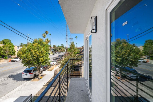 Building Photo - 6832 Hazeltine Ave