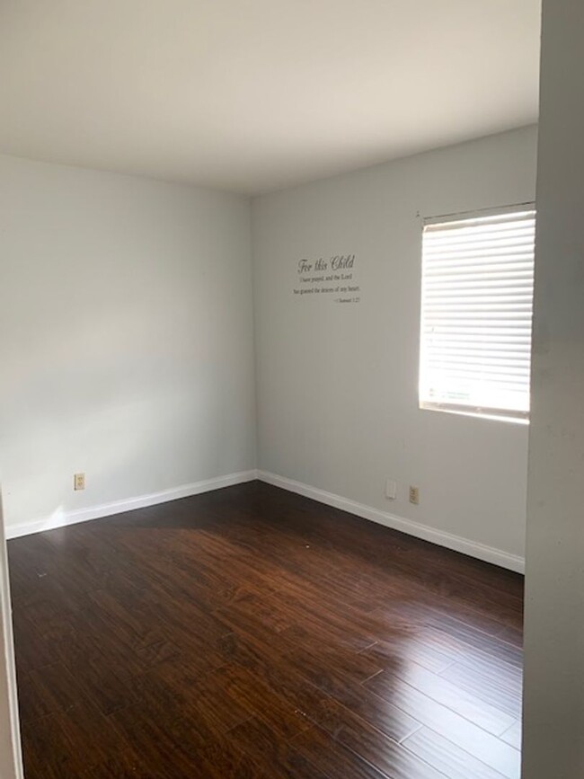 Building Photo - Beautiful 2 Bedroom 2 1/2 Bathroom Van Nuy...