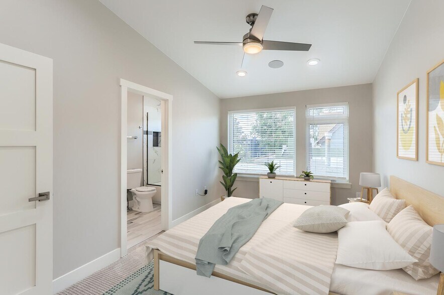 Building Photo - Exquisite Lincoln Park townhouse near 10th & Osage Station