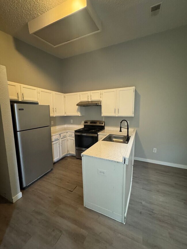 Building Photo - Studio Apartment in the Sable Cove Condominiums Community!  **Move-In Special**