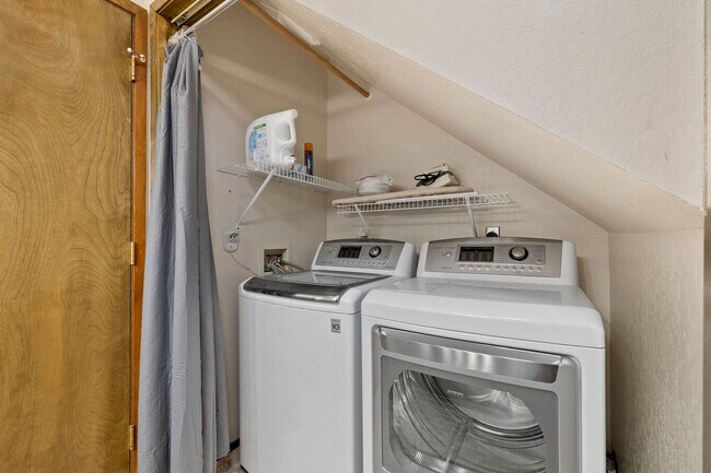 Building Photo - Fully Furnished 3 Bedroom Retreat in the P...