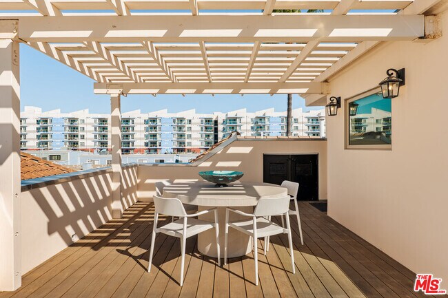 Building Photo - 3807 Vía Dolce