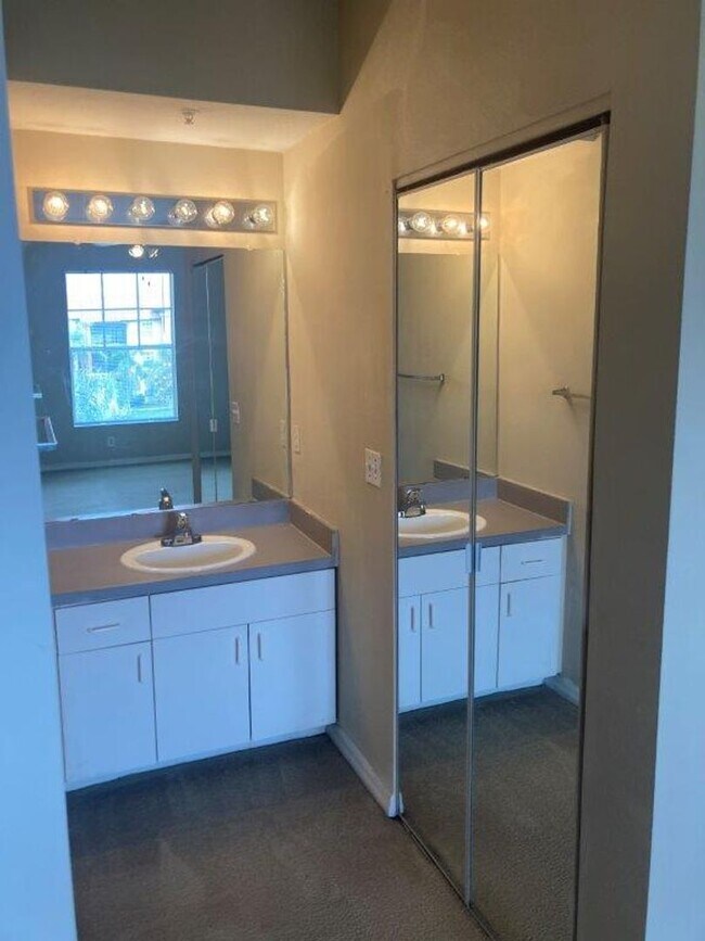 Building Photo - 2 bd / 1 ba in Palms Club Community