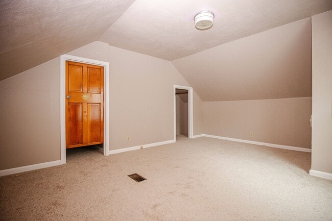Building Photo - West Toledo 3 Bedroom