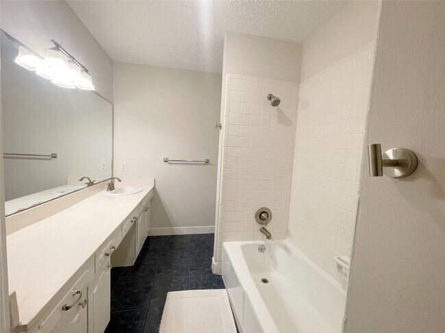 Building Photo - 443 N Post Oak Ln