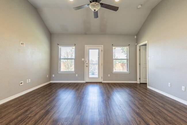 Building Photo - Charming open floor style home!
