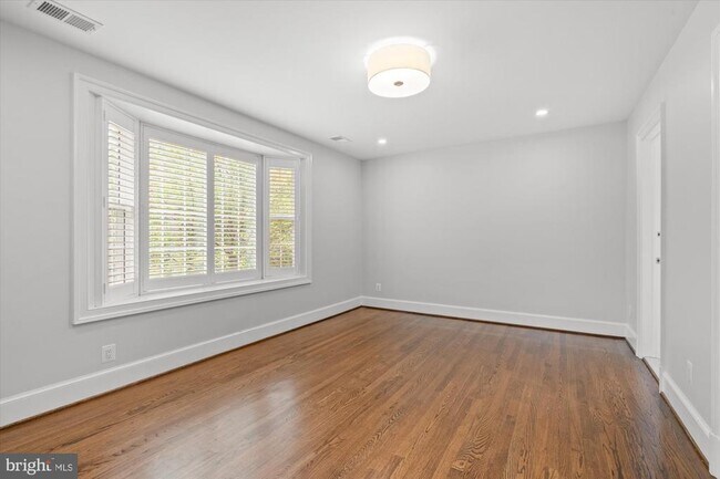 Building Photo - 4905 Dorset Ave