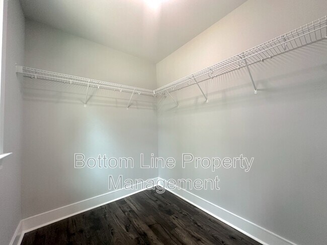 Building Photo - 2923 Burgess Dr
