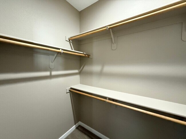 Building Photo - 2/BD 2.5/BA Luxury Gated Townhouse in Summ...