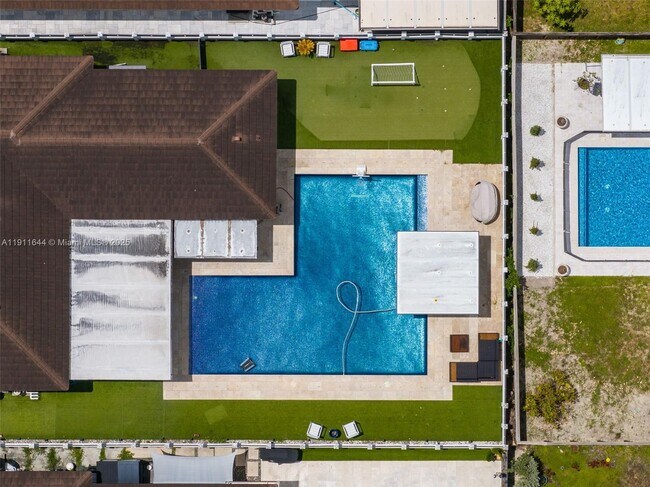 Building Photo - 1550 SW 89th Ct