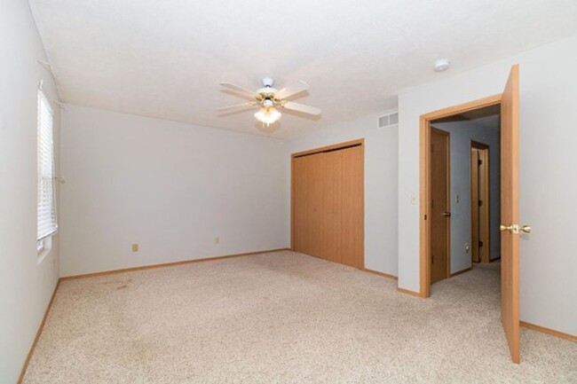 Building Photo - Two Bedroom and 1.5 Bathroom Townhome with...