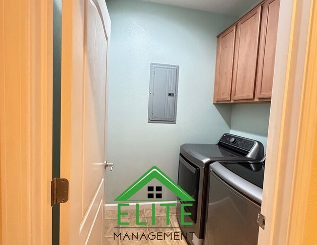 Building Photo - **Spacious and Updated Townhome in Desirab...