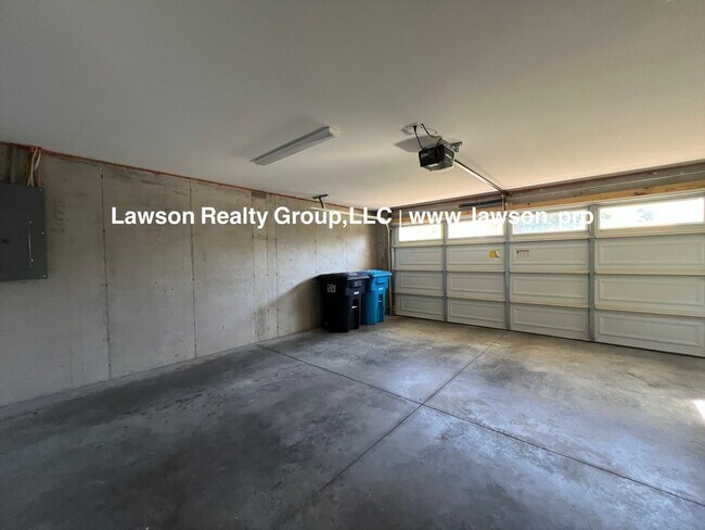 Building Photo - Upscale Three Bedroom in Colonial Green with Garage