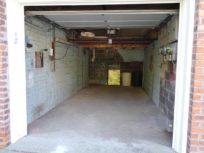 Building Photo - "Spacious 3-Bedroom Gem with Granite Accen...