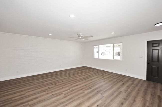 Building Photo - 10537 W La Jolla Dr