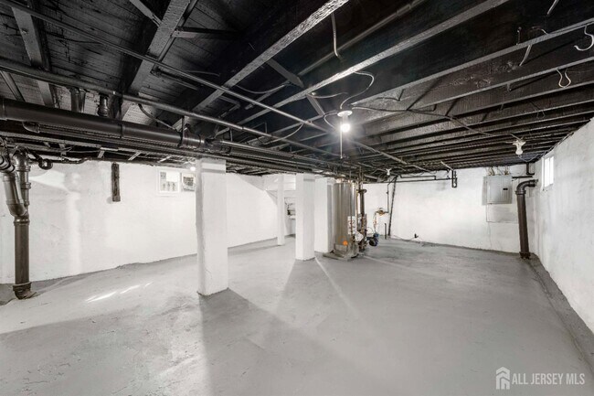 Building Photo - 536 Spruce Ave