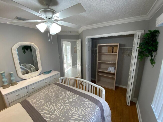 Building Photo - Spectacular ANNUAL LEASE, Fully Furnished ...