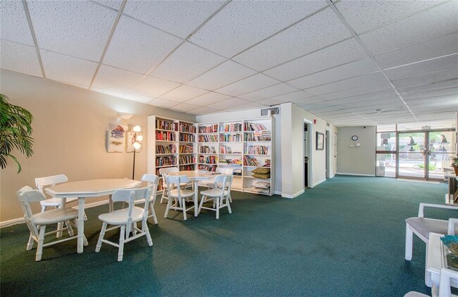 Building Photo - 225 Country Club Dr