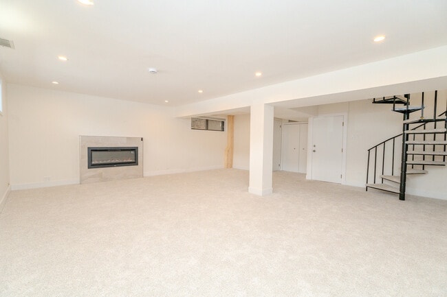 Building Photo - 2740 W Farragut Ave