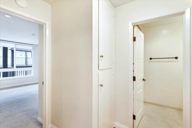 Building Photo - 575 Esplanade