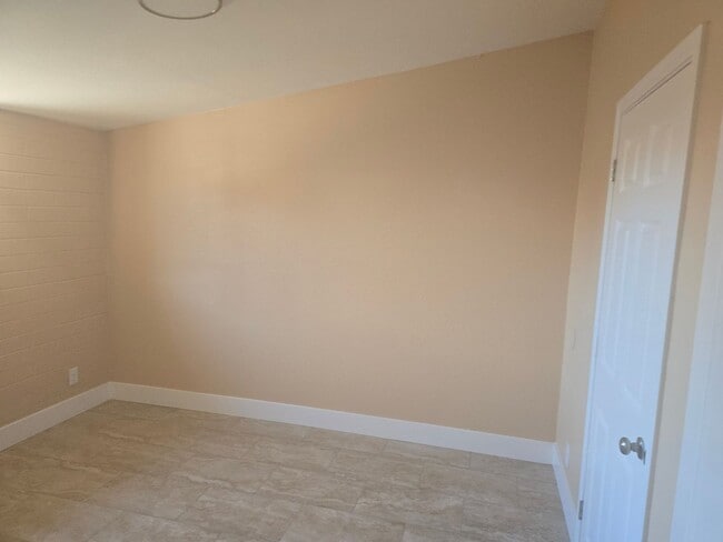 Building Photo - 2b1bth condo