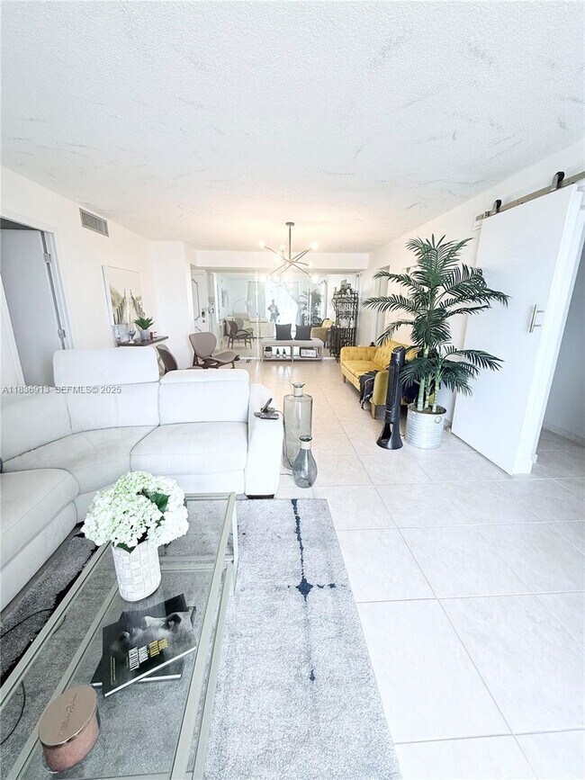 Building Photo - 1833 S Ocean Dr