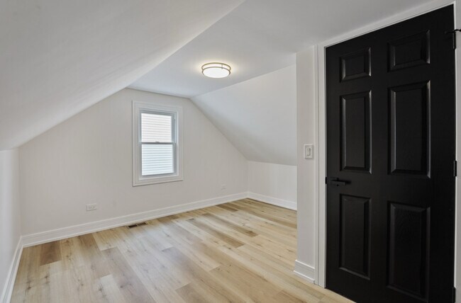 Building Photo - 9705 Oak Park Ave