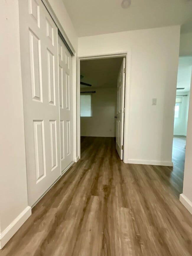 Building Photo - Spacious Duplex--5Beds, 2Baths  Ground Floor Unit