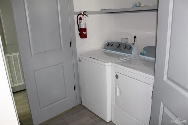 Building Photo - 5609 Ozark Ave