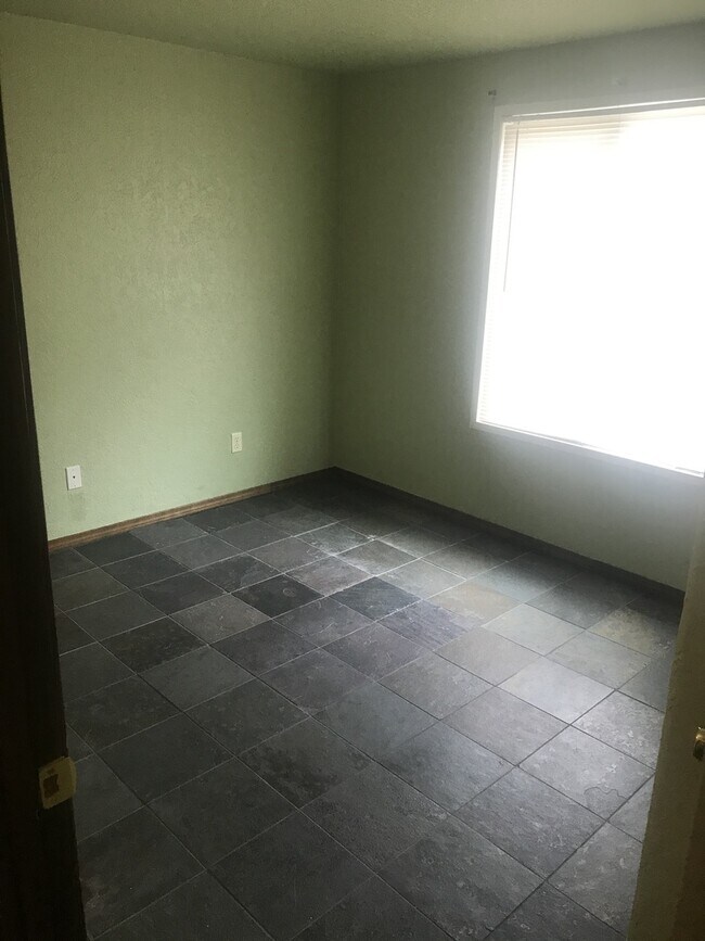 Building Photo - Adorable Condo in NE Bend!