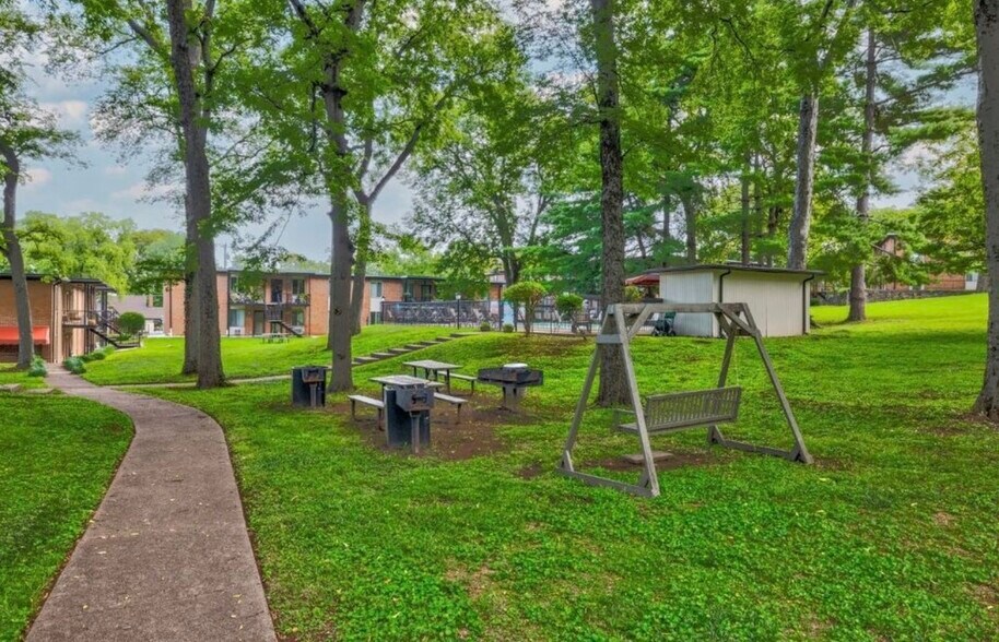 Building Photo - 2601 Hillsboro Pike