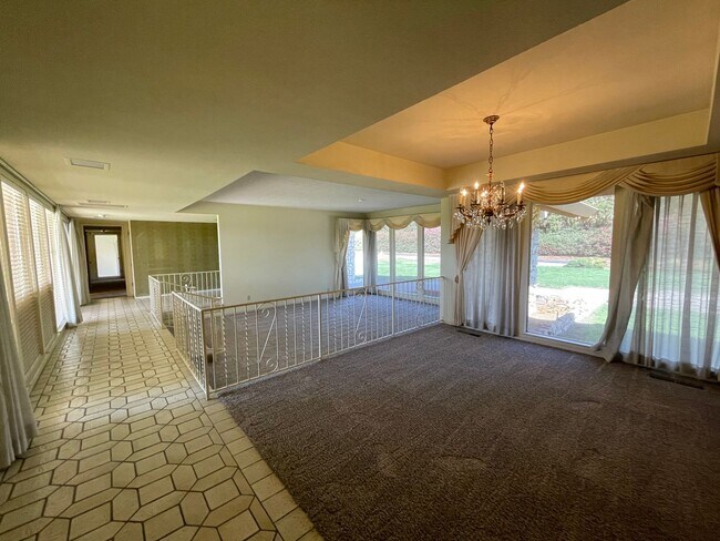 Building Photo - Custom home located next to Oakdale Country Club!