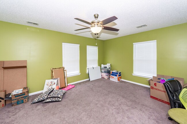 Building Photo - 5 Bedroom 3 Bath Home in Moss Grove Planta...