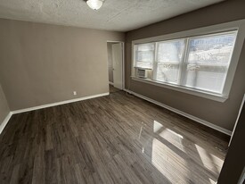 Building Photo - 206 Locust St