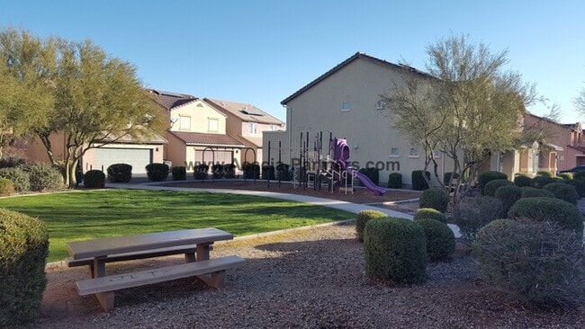 Building Photo - Beautiful Three Bedroom 2 and 1/2 Bath Home