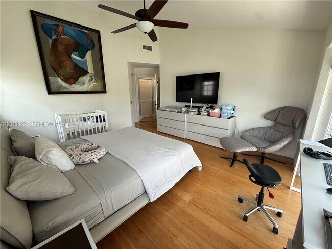 Building Photo - 1070 Capistrano